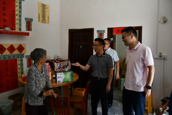 公司黨委副書記丁建國一行赴四川省香爐村開展扶貧慰問和調(diào)研活動