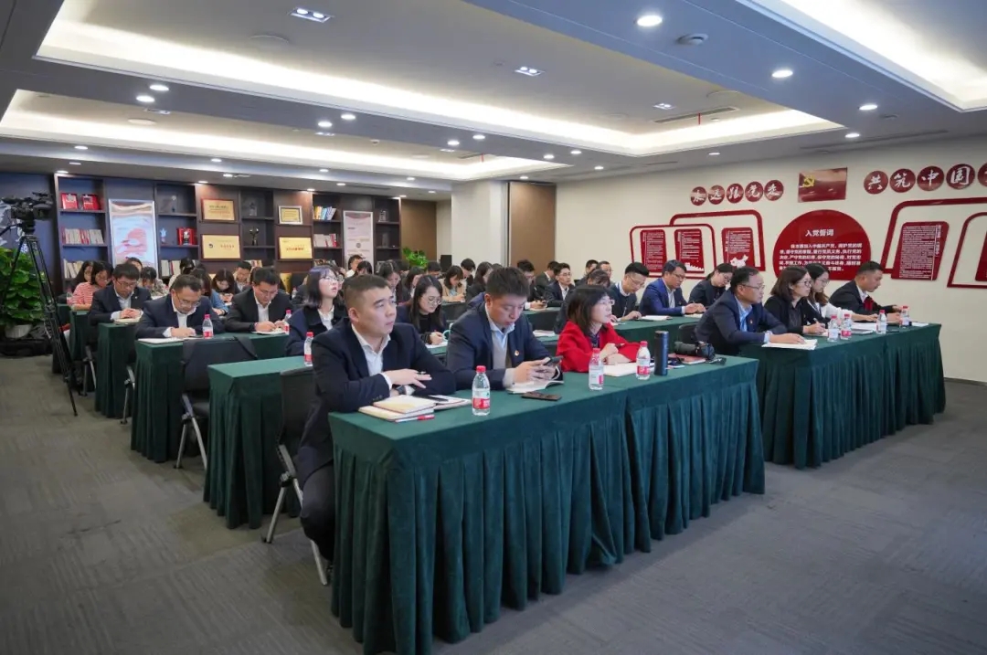 學(xué)習(xí)十九屆五中全會(huì)精神：書(shū)記講黨課 黨員談感想